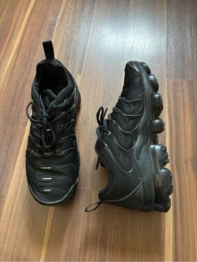 Nike Air VaporMax Plus | All-Black Air Bubble Running Sneakers